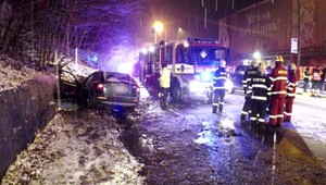 Tragická nehoda na zasneženej ceste. Náraz do betónového múru pri ceste neprežil