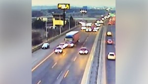 Polícia zverejnila video z nehody na D1. Auto po zrážke s kamiónom skončilo na streche