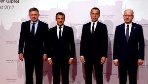 Macron, Fico, Sobotka a Kern sa zhodli: Za rovnakú prácu, rovnaká pláca