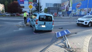 Žena jazdila v Trenčíne podľa neaktuálnej navigácie. Nabrala jedno auto a dve značky