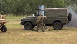 VIDEO: Sily pre špeciálne operácie museli pri zásahu zachraňovať politického poradcu