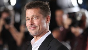 Brad Pitt stále vyzerá ako žena, s ktorou práve randí