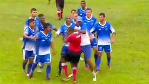 VIDEO. Iný kraj, iný mrav. Tréner vyťal rozhodcovi, duel dohrali!