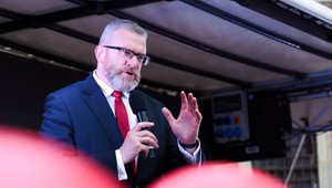 Poľský europoslanec označil plynové komory v Auschwitzi za "fake"