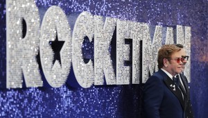Elton John dojal životopisným filmom Rocketman, TÁTO krajina ho zakázala!