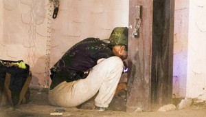 Z bývalej modelky je úplná troska: Paparazzi ju nachytal priamo pri užívaní drogy!