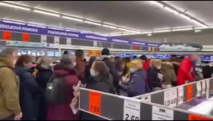 Slováci šaleli pri nákupe respirátorov v známom obchodnom reťazci. Z regálov zmizli zo dňa na deň