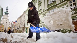 Nútené práce? Možno, ale odpratať sneh sa aj tak oplatí...