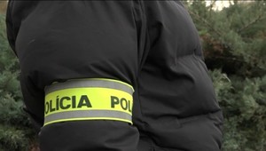 Falošní policajti sa preukazovali len reflexnou páskou. Dobíjali sa do domu so slovami, že ide o policajnú akciu