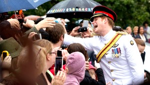 Princ Harry pristál v Austrálii, čaká ho armáda