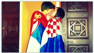 Najodvážnejší bozk všetkých čias dáva zabudnúť na vraždenie