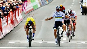 Alaphilippe oslavuje, keď Roglič víťazí na slávnej klasike