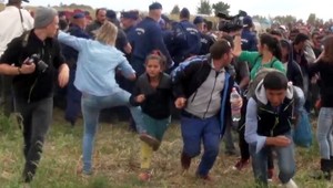 Kameramanka, ktorá podkopávala nohy migrantom, chce žiť v Rusku