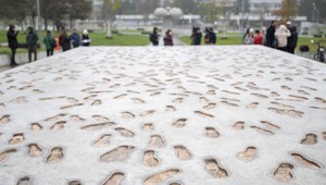 V Bratislave vyrástol nový pamätník Nežnej revolúcie. Občanov má burcovať k obrane demokracie