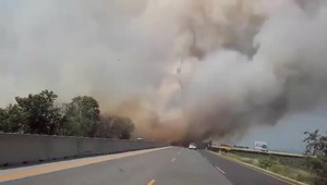 Požiar pri Trnave. Pre hustý dym polícia presunula dopravu