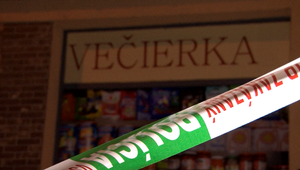 Chcel nelegálne získať peniaze a neváhal pritom použiť zbraň. Tržbu ale majiteľka ochránila