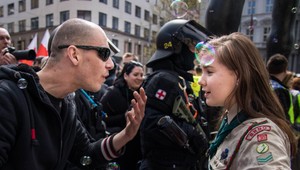 Autor slávnej fotografie skautka vs. neonacista pre TV JOJ vysvetľuje ako vznikla