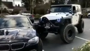 VIDEO: Majiteľ BMW zle zaparkoval, nahnevaný vodič mu auto na miesto potlačil