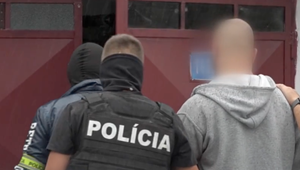 Desaťnásobne súdne trestaný 33-ročný Lučenčan putuje do väzby. Pri domovej prehliadke mu našli pervitín