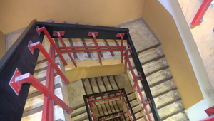 Vyhrážkami o zabití to neskončilo. Dôchodkyňu mali napokon zhodiť zo schodov