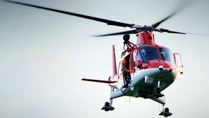 Dve deti havarovali na štvorkolke. Zasahovať musel záchranársky vrtuľník