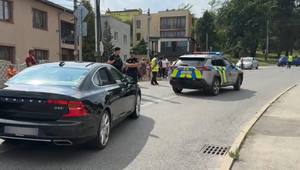 Chlapec sa znenazdajky rozbehol pred auto. Po náraze skončil v nemocnici