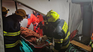 Zranený muž uviazol hlboko pod zemou. Záchranári ho vyslobodili po 21 hodinách