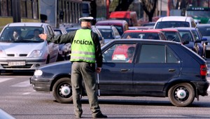 Policajti bez oblečenia a výstroja. Problém majú aj kukláči