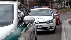 Traja mladíci surovo napadli muža. Po úderoch do hlavy sa viac neprebral