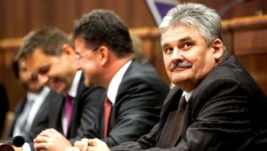 SNS vyzýva Fica, aby vymenil Richtera