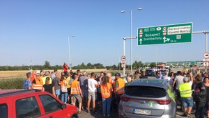 Ďalšie veľké protesty pendlerov na hraniciach: Podporiť  ich prišli aj predstavitelia Hlasu, či ĽSNS