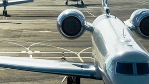 Záhadné zmiznutie: Traja pasažieri po núdzovom pristátí lietadla utiekli