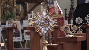 Kvapky krvi Jána Pavla II. a relikvia svätého Petra. Spišská Kapitula odhalila svoje duchovné poklady