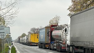 13-kilometrová kolóna kamiónov smeruje k hraničnému priechodu Vyšné Nemecké