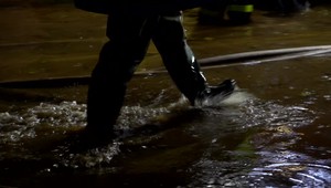 Záplavy postihli malú dedinu Jasov neďaleko Košíc. Zasahuje desiatka čerpadiel