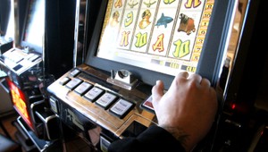 Príbeh hazardného hráča: Závislosť ho pripravila o nohy a ruku.  Čo mu pomohlo?