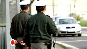 Vodič ukazoval na radary prostredník a používal rušičku. Nastupuje do väzenia