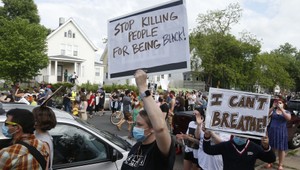 USA otriasla smrť afroameričana. Policajt mu kľačal na krku, muž nemohol dýchať