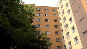 Z bytu na šiestom poschodí vypadol malý chlapček. Po páde z 15 metrovej výšky zostal ležať na betóne