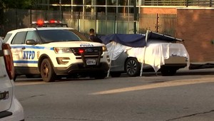 Muž nechal ročné dvojičky v aute a šiel do práce. Obe deti zomreli