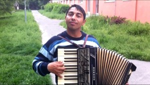 Rumunskí muzikanti zarábajú v uliciach Bratislavy