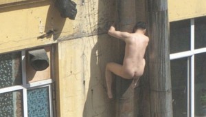 FOTO: Naháč utekal z nevestinca cez odkvapovú rúru!