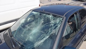 Polícia hľadá chodca. Zrazilo ho auto, vstal a ušiel