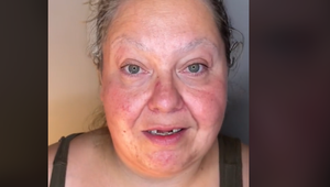 Verili by ste, že sa táto žena dokáže za pár minút premeniť na Mariah Carey? Je to neuveriteľné, ale áno!