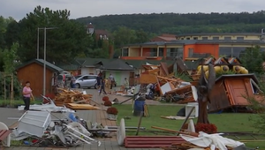 Po silnej búrke je kúpalisko stále zatvorené. Musia vysávať črepy aj z trávnikov