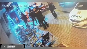 Okoloidúci našli muža v bezvedomí. Polícia a záchranári mu zachránili život