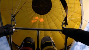 Medzi rodinné domy sa zrútil vyhliadkový balón. Pilotka pád neprežila