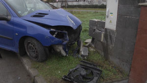 Opitý tínedžer bez vodičáku ukradol auto, havaroval a následne z miesta nehody ušiel