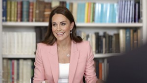 Kate VÝNIMOČNE v nohavicovom kostýme. Z tých fotiek ODPADNETE!