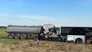 Hrozivá zrážka kamióna a autobusu: Na mieste zostalo sedem zranených osôb
